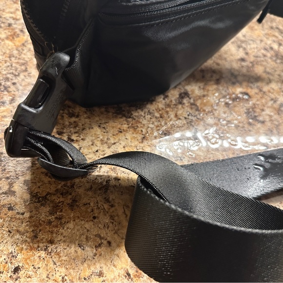 Lululemon “original” everywhere belt bag - Picture 9 of 10